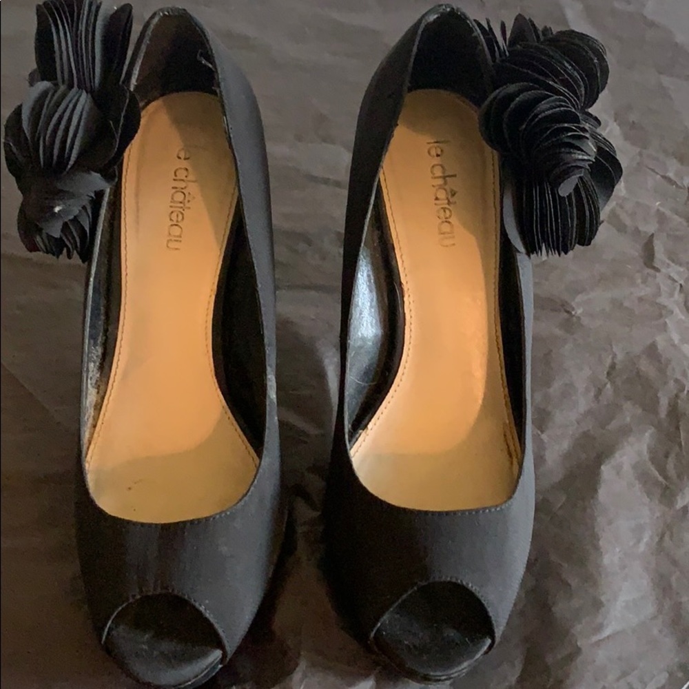 Black pump with side bow
